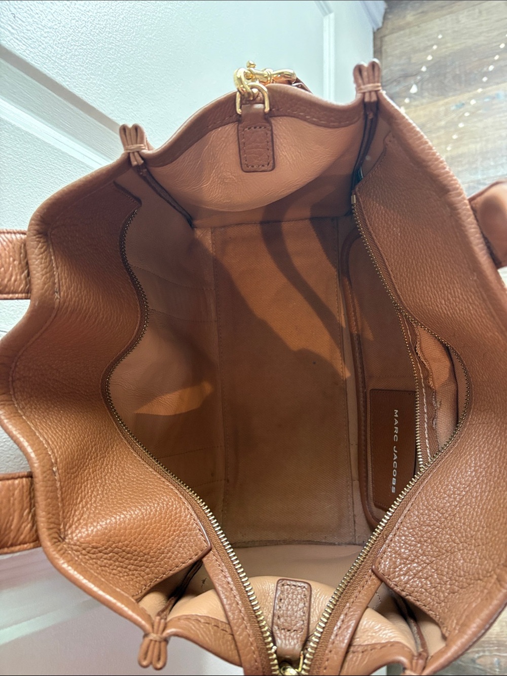 Marc Jacobs Brown Leather SIZE MEDIUM Tote with Logo - Picture 3 of 6
